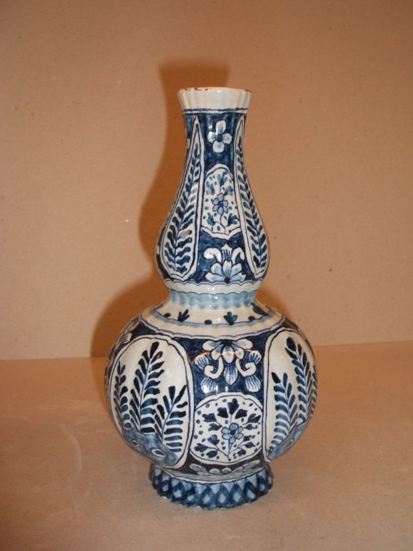 Fles met ornamentaal-floraal decor